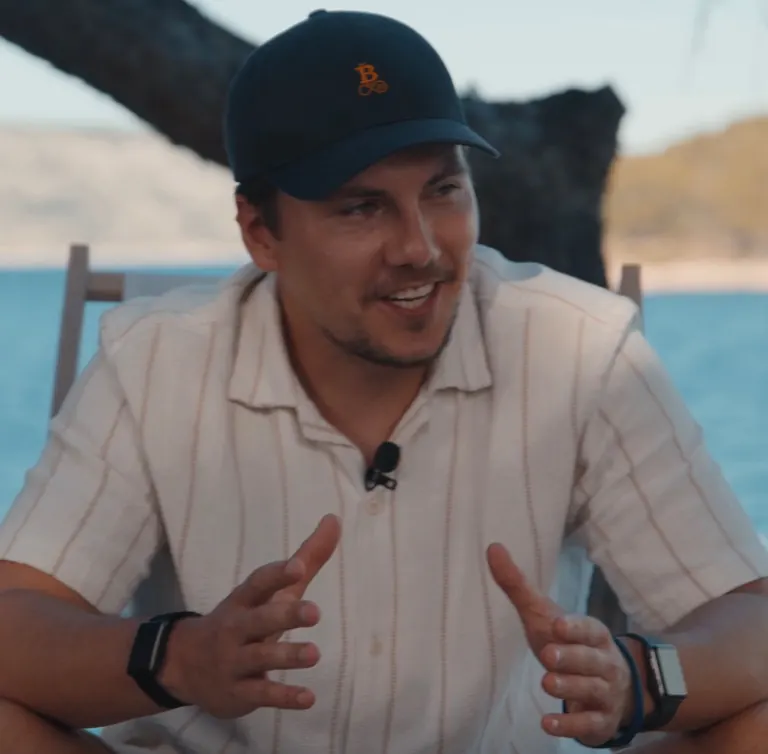 Kevin von Bitfluss im Interview am Meer — mit Cap und Lächeln